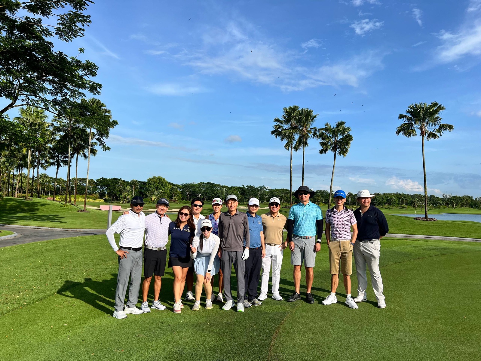 A full event flight gathered on the green, the room sponsors meet